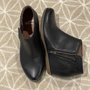 Dansko black ankle wedge boot 39 8